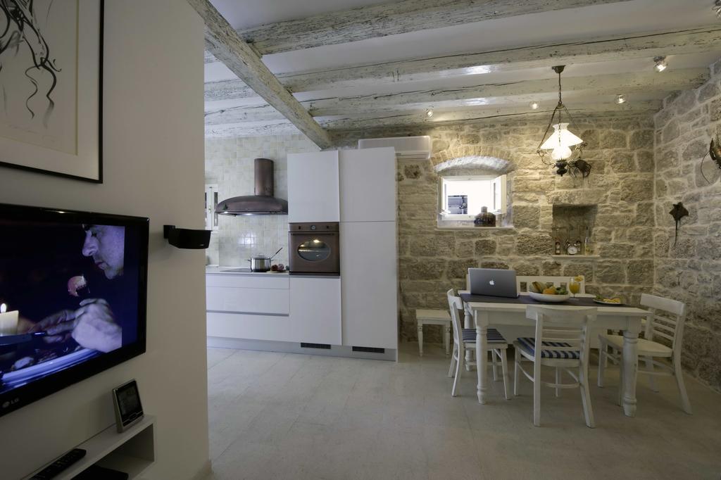 Apartment Whooart Комижа Экстерьер фото